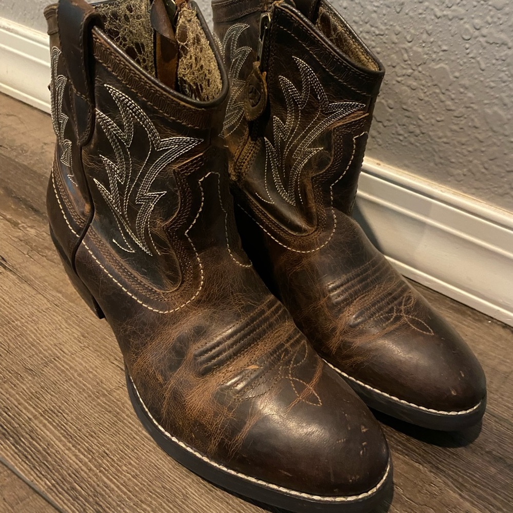New never worn. Real leather beautiful boots!